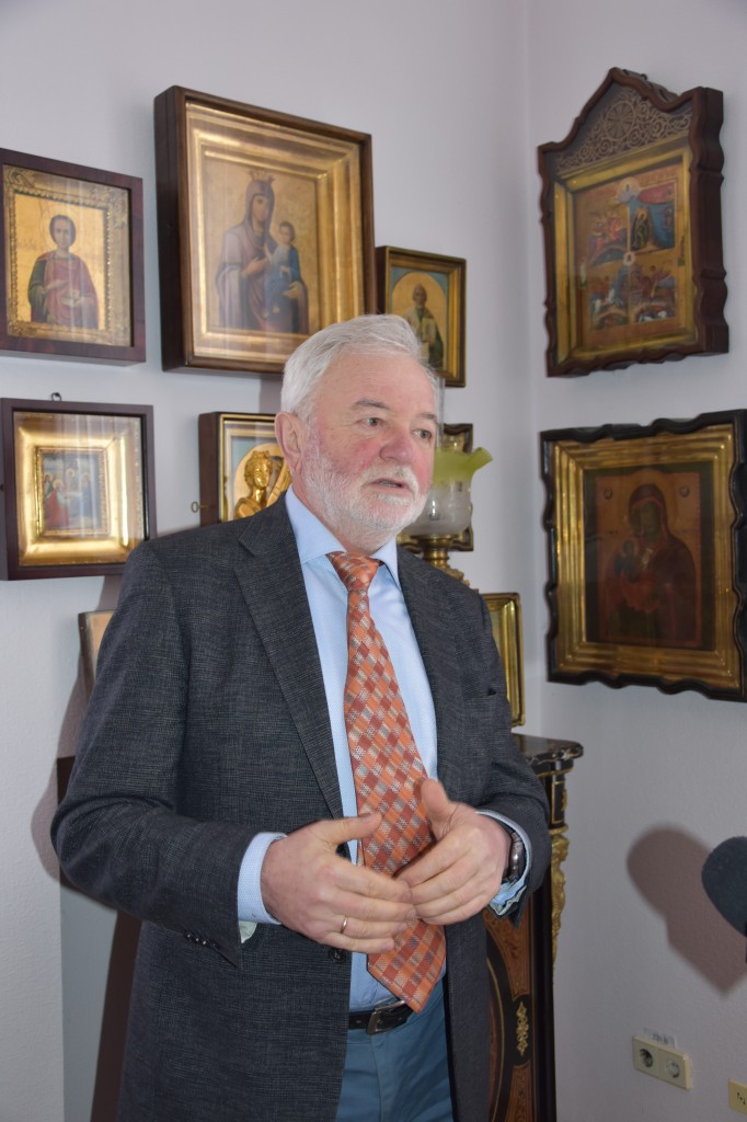 біля ікони св Пантелеймона